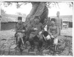 Türkei. Gruppenbild Uniformierter mit dem Veterinärmajor Hans Richter, vor einem Baum sitzend