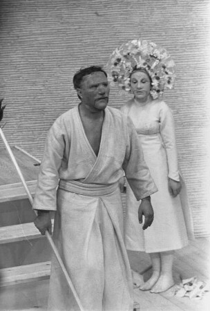 Szenenbilder aus "Sieben gegen Theben", Komödie von Aischylos in der Regie von Manfred Karge. Berliner Ensemble, 24./28.05.1969