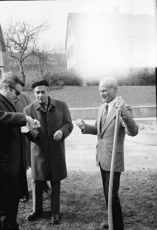 Freiburg: Julius-Brecht-Straße; Oberbürgermeister beim Setzen der Eichen