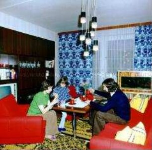 Familie aus Berlin (Ost) in ihrem Wohnzimmer