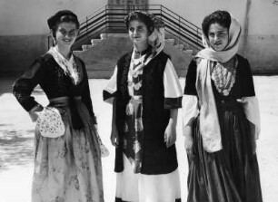Griechische Trachten, aus der Serie 'Die Welt des Tabaks'