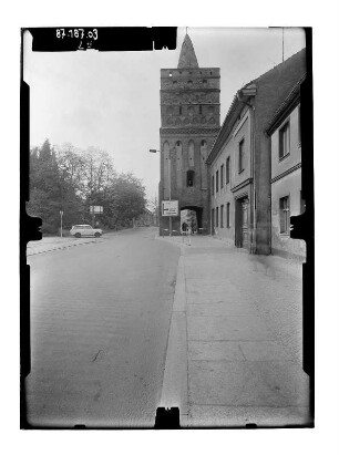 Brandenburg an der Havel. Rathenower Torturm (Baubeginn nach 1298, 1911). Stadtseite