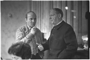 Die Komponisten Hans Werner Henze (1926-2012) und Paul Dessau (1894-1979) im Gespräch. Aufnahme 1974. Fotografie von Evelyn Richter, Leipzig