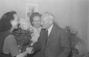 60. Geburtstag von Walter Maschke, Generalsekretär der Volksbühne Berlin : Überreichen eines Blumenstraußes an Walter Maschke