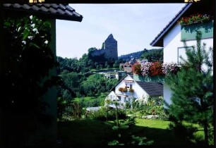 Landeck: durch Gärten der Wohnsiedlung auf Burgruine