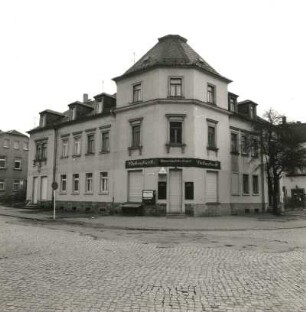 Coswig, Sachsenstraße 2a. Wohnhaus mit Ladeneinbau (1880/1900). Eckansicht