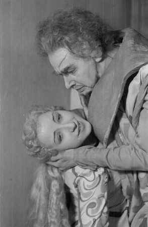 Szenenbilder aus der Oper "Pelléas und Mélisande" von Claude Debussy, nach einem Schauspiel von Maurice Maeterlinck an der Deutschen Staatsoper Berlin : Szene mit Anny Schlemm als Melisande