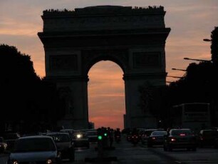 Silhouette des Arc de Triomphe, Champs Elysees abends