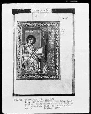 Evangeliar mit Capitulare aus Gladbach — Evangelistenbild Johannes mit Initiale I (n principio erat verbum) mit betendem Mönch, Folio 159 recto