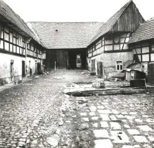 Thräna (Kreis Leipziger Land). Ehemaliger Vierseithof, Hauptstraße 5, um 1800 und um 1900. Scheune und Stallgebäude. Hofansicht