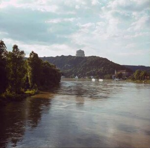 Blick über die Donau. Im Hintergrund die Befreiungshalle auf dem Michelsberg oberhalb der Stadt Kelheim
