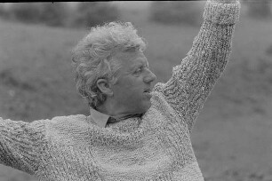 Čičmany. Akt-Pleinair 1980. Der Fotograf Günter Rössler während einer Besprechung