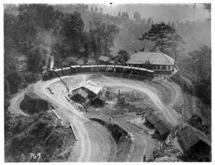 Darjeeling, Indien. Eisenbahnstrecke in einer Serpentine