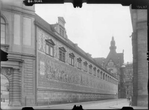 Fürstenzug : Dresden-Altstadt, Augustusstraße. Fürstenzug (Teilansicht). Porzellan, bemalt, glasiert, gebrannt (1906-1907; nach Vorlage 1872-1876; W. Walther)) am Langen Gang des Residenzschlosses
