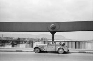 Wien: Blick von der Reichsbrücke auf den Kahlenberg, Vordergrund Brückenträger