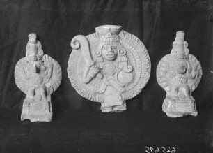 Drei Tonfiguren des aztekischen Windgottes Quetzalqoatl