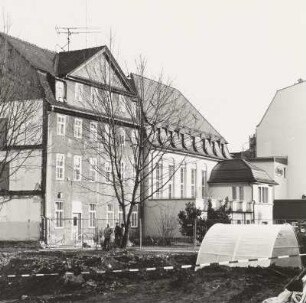 Ehem. Verbindungshaus des Corps "Agronomia" : Wohnhaus und ehem. Verbindungshaus des Corps "Agronomia", im Vordergrund archäologische Grabungen
