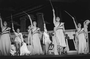 Szenenbilder aus der Operette "Die schöne Helena" von Jaques Offenbach im Metropol-Theater Berlin