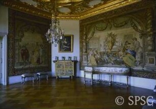 Berlin, Schloss Charlottenburg, Altes Schloss, Vorkammer, (1. Hautelisse-Kammer), R. 103, Blick ins Zimmer mit Gobelins und Flügel.