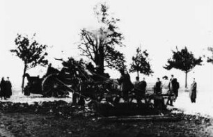 Fotografie: Bodenbearbeitungsgerät, Pflug, Dampfpflug, Dampfmaschine
