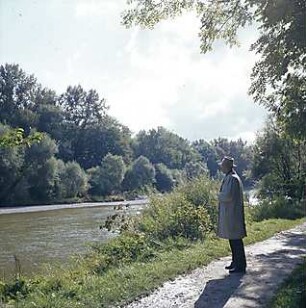 Hansjakob, Gottfried; München - Oberföhring; Isarinsel - Isarinsel, Uferweg mit Spaziergänger, Blick über die Isar