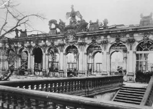 Dresden. Zwinger. Mathematisch-Physikalischer Salon nach der Zerstörung im Februar 1945 aus