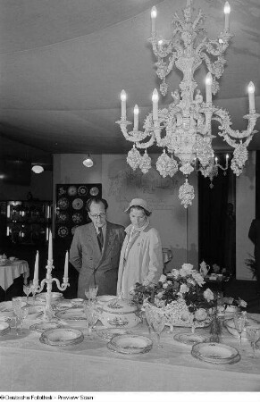 Besucher der Leipziger Herbstmesse 1954 betrachten Exponate aus Porzellan