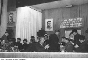 Festakt zum Geburtstag von Kim Ir Sen oder Kim Il Sung mit Auftritt von Kindern aus der Demokratischen Volksrepublik Korea (Nordkorea)