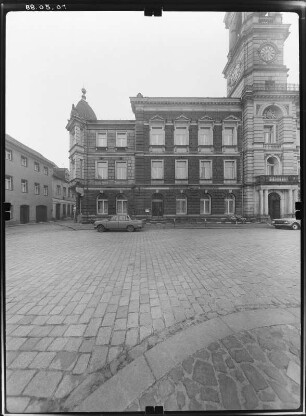Großenhain, Karl-Marx-Platz (Hauptmarkt) 1. Rathaus (1875; B. Adam, O. Hähnel). Straßenfront (Teilansicht)