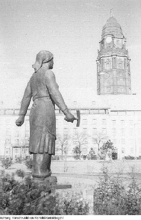 Dresden, Altstadt, Bürgerwiese. Denkmal Trümmerfrau von Walter Reinhold, Eisenguss, 1952 (1. Standort), Oktober 1952