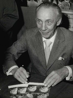 Rudolf Platte gibt Autogramme