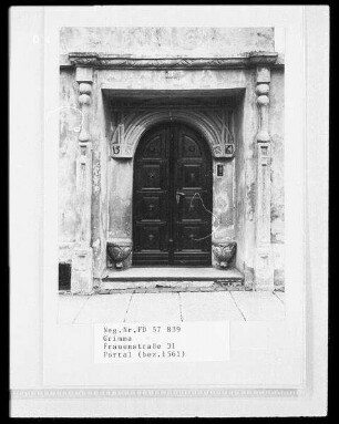 Grimma, Frauenstraße 31, Sitznischenportal, bez. 1561