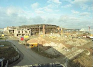 Dresden-Klotzsche, Flughafenstraße. Flughafen Dresden. Technikhalle (1998/2000). Ausheben der Baugrube. Ansicht der Südwestseite. Blick vom Dach des IMA Dresden