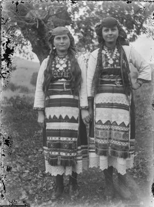 Doppelportrait : Doppelportrait zweier Bulgarinnen, die aus Ortaköy stammen.