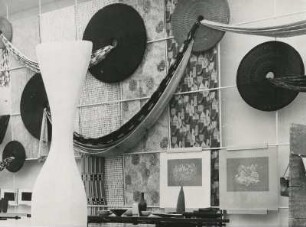 X. Triennale Mailand, Deutsche Abt., Plastik "Stehende Form", Keramiken und Stoffe