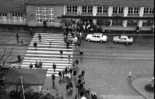 Freiburg: Berufsverkehr vor dem Hauptbahnhof vom Hochhaus