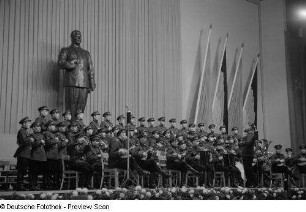 Blick auf die Bühne mit dem Ensemble der sowjetischen Streitkräfte