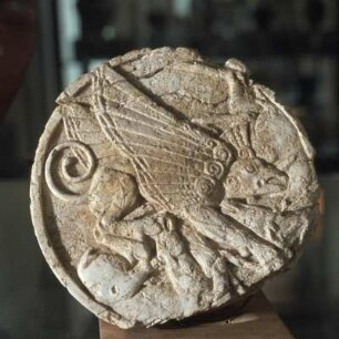 Athen, Agorá-Museum. Deckel einer Elfenbein-Pyxis, späthelladisch, frühes 14. Jh., Grabkammer am Areopag