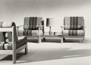Beistelltisch : Drei Sessel und Beistelltisch (1973)