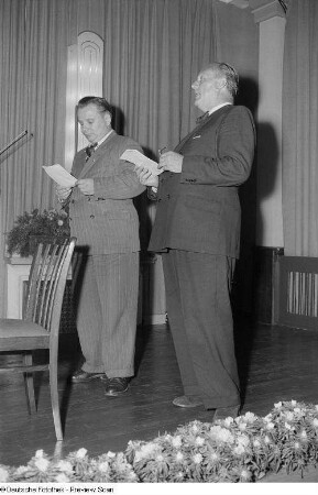 Portrait zweier referierender Männer bei einem Konzert von sowjetischen Kammermusikern