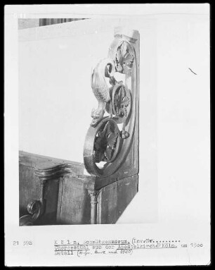 Wange mit Fabelwesen und Laubwerk