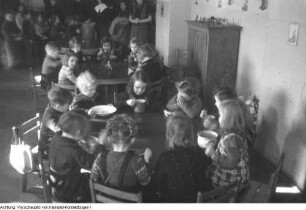 Internationales Rotes Kreuz. Kinderspeisung durchgeführt von Ordensschwestern, 1949