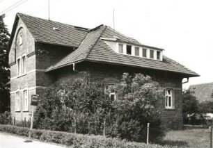Boxberg/Oberlausitz-Nochten, Paul-Schneider-Weg 74. Pfarrhaus. Um 1900. Straßenansicht mit Gartenseite