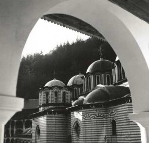 Bulgarien. Balkanländer, Rilagebirge. Rila-Kloster. Blick aus einer der Bogengalerien gegen die Klosterkirche