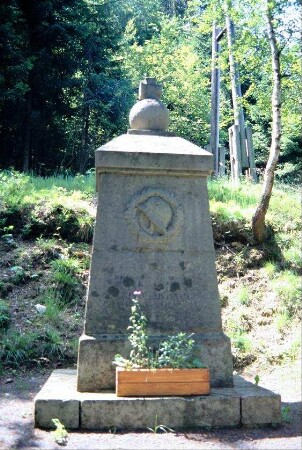 Kriegerdenkmal am Rande eines Weges