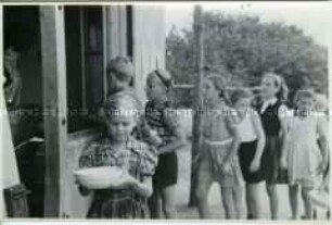 Im Ferienlager, Kinder an der Essensausgabe