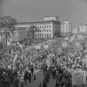 Demonstration zum Jahrestag der Befreiung von Faschismus am 9. September 1957 im Stadtzentrum Sofias