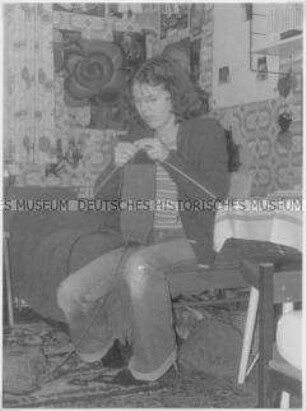 Mädchen strickt (Altersgruppe 14-17)