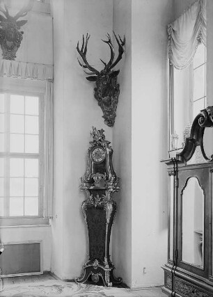 Moritzburg. Schloss. Speisesaal. Ecke mit Boulle-Uhr (1710/1720) und Hirschkopf (um 1725/1732; Ch. Kirchner)