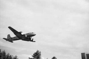 Berlin. Berliner Luftbrücke. Steigendes Flugzeug der American Airlines (sogenannter Rosinenbomber). Blick gegen den Himmel